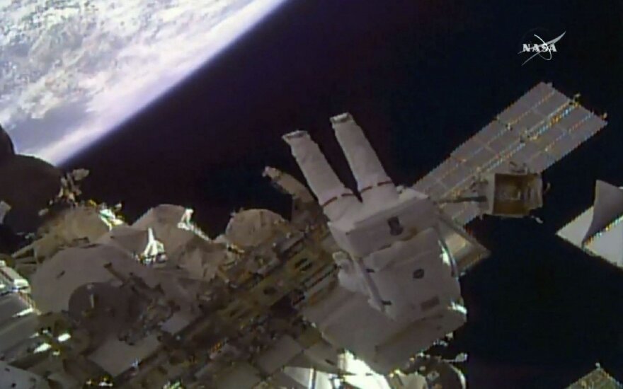 Du JAV astronautai TKS išorėje sumontavo dvi vaizdo kameras