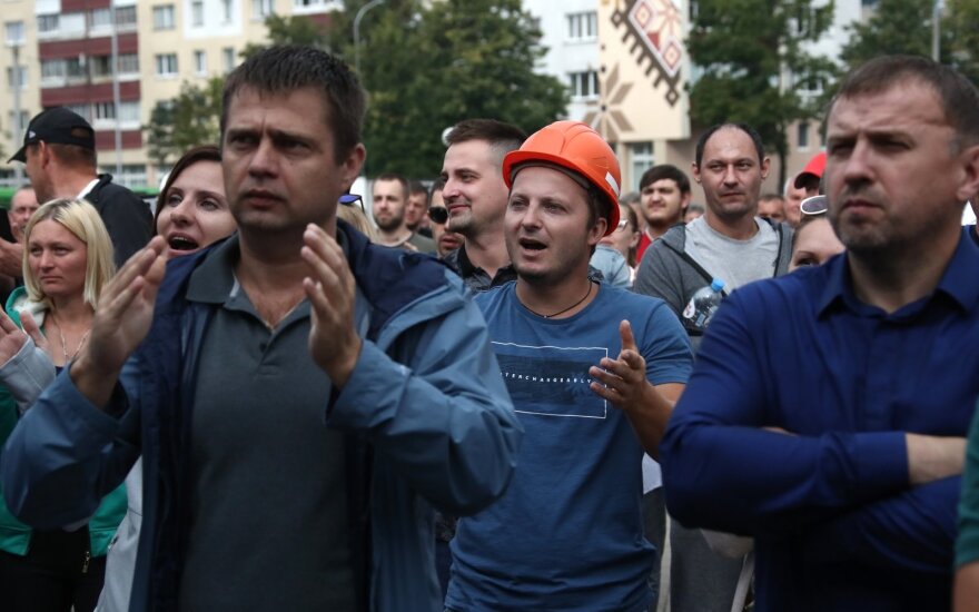 Протесты в Беларуси, день 11: обращение Тихановской, забастовки, митинги "За бацьку!"