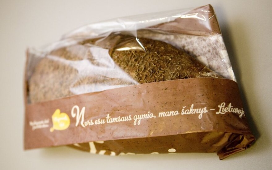 Надпись на пакете с хлебом: пускай я темный, мои корни в Литве