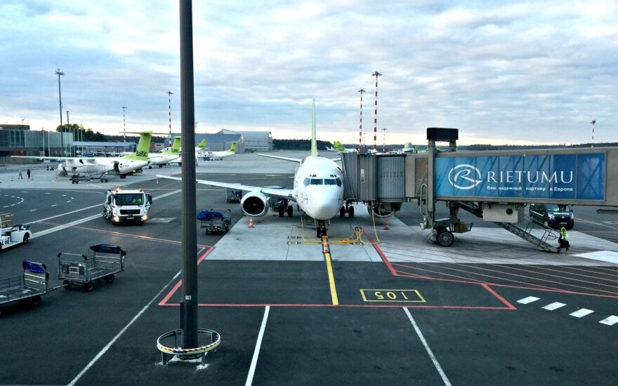 ЧП в аэропорту "Рига": самолет airBaltic серьезно повредил крыло