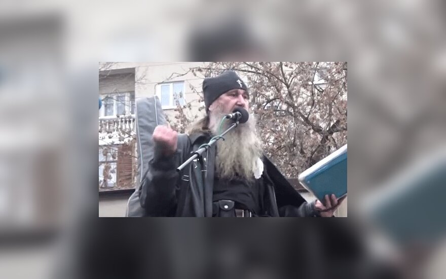 Человек в рясе священника на "Русском марше" спел песню про Донбасс