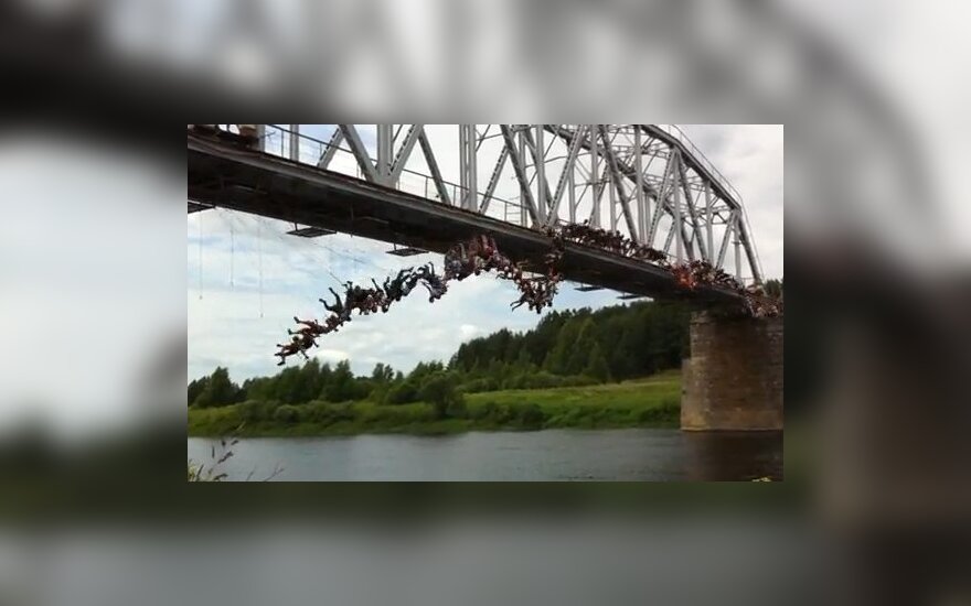Прыжок с моста, кадр из видео