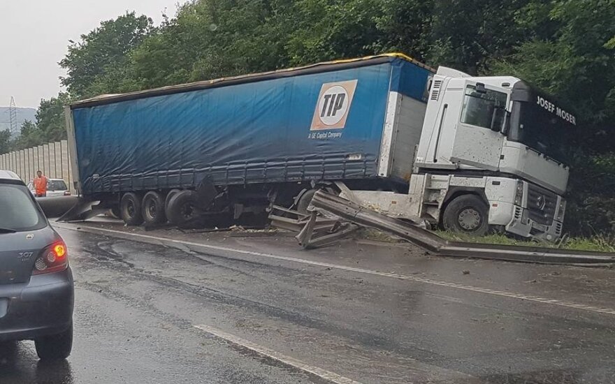 Из-за аварии грузовика под Каунасом - пробки на Via Balticа