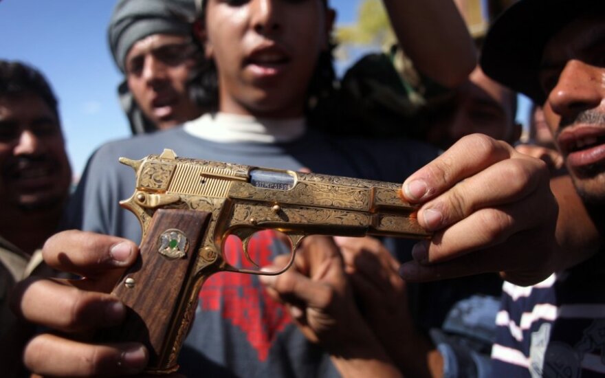 Aštuoniolikmetis tvirtina nušovęs M.Gaddafi jo auksiniu pistoletu