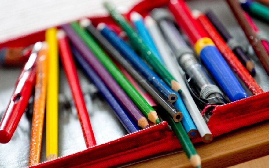 Одноклассница на уроке ткнула 9-летнему мальчику карандашом в глаз