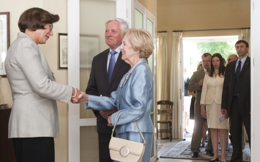 JAV ambasadorę Lietuvoje Anne E. Derse  sveikina Alma ir Valdas Adamkai