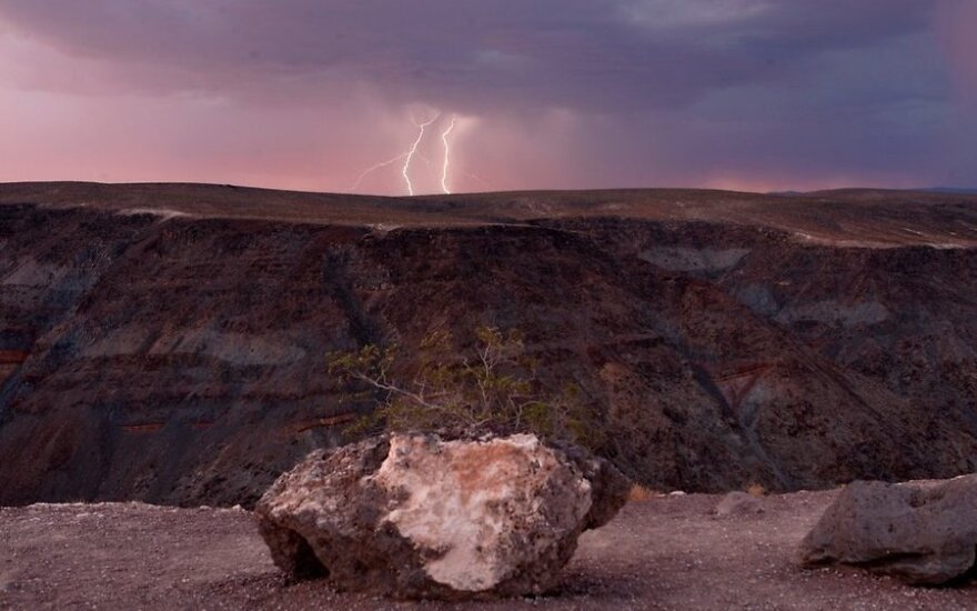 Геологи разгадали тайну "движущихся камней", ползающих по Долине Смерти