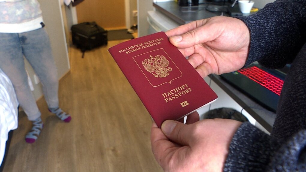 Šioje nuotraukoje, darytoje 2022 m. rugsėjo 25 d., nuo mobilizacijos pabėgęs anoniminis buvęs Rusijos karininkas AFP žurnalistui Suomijoje rodo savo Rusijos pasą.