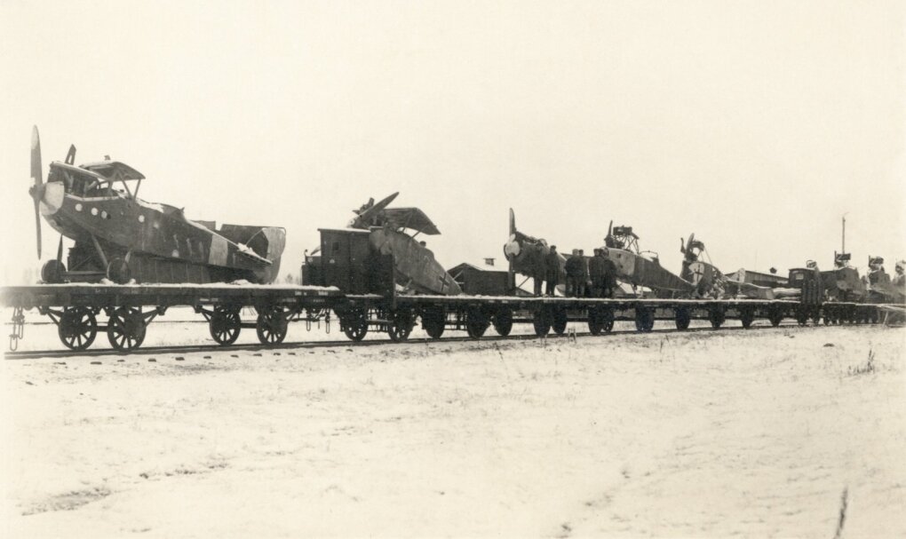 Į Kauną gabenami bermontininkų lėktuvai, juos Radviliškio kautynių metu kaip trofėjų paėmė Lietuvos kariuomenė (1919 m. lapkričio mėn.)