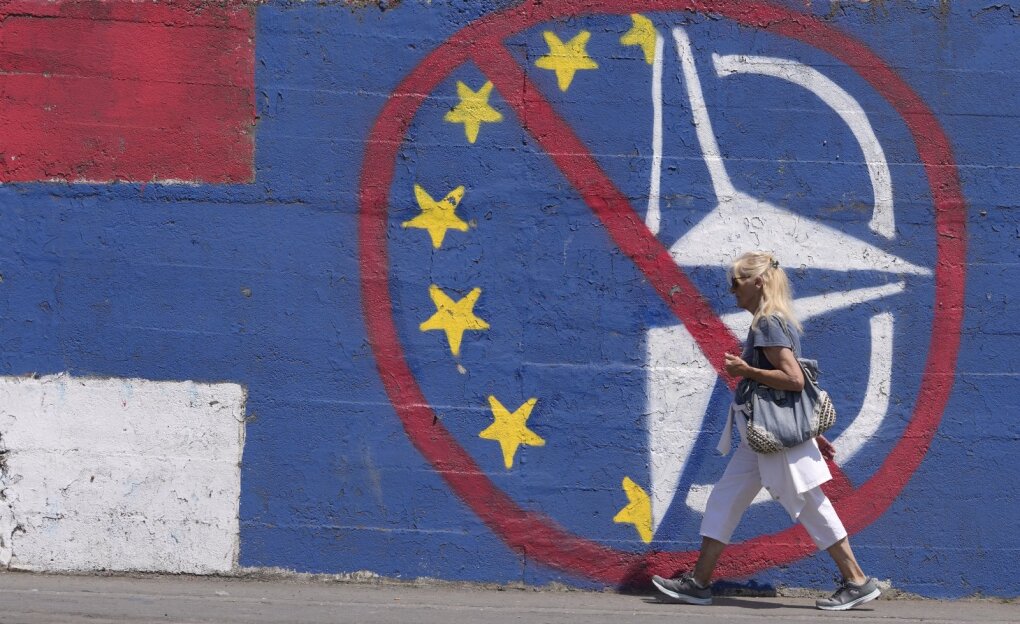 Moteris Serbijoje eina pro graffiti, pasisakantį prieš ES ir NATO
