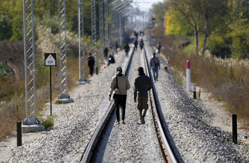 Migrantai eina Vengrijos-Serbijos keliu