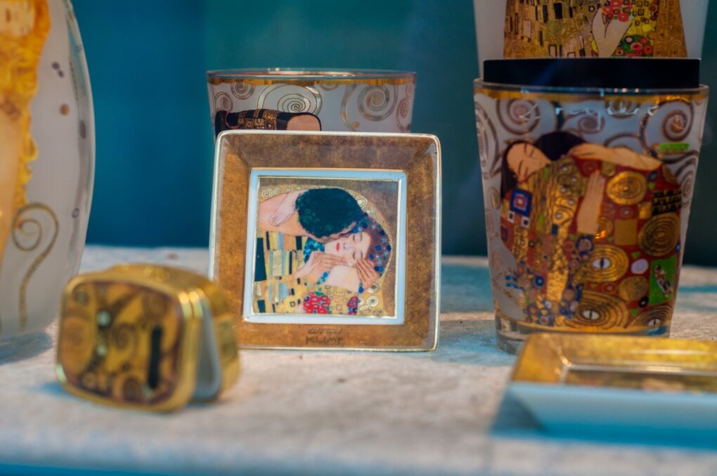 Klimto darbų kopijos ant įvairių rakandų