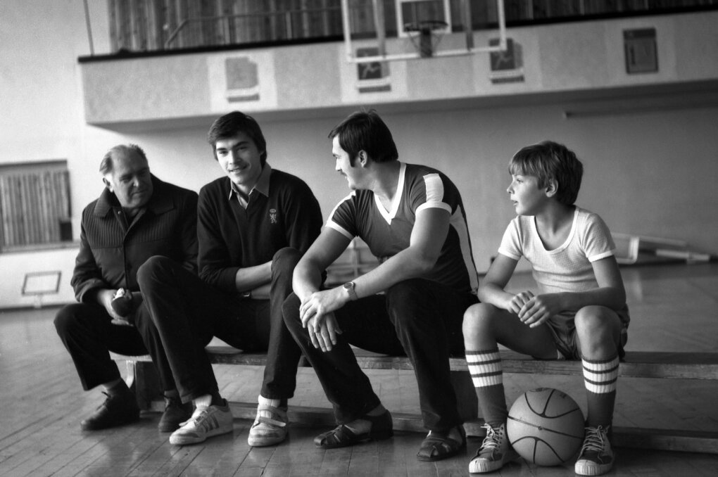 Krepšininko tėvas Andrius Sabonis, pats Arvydas Sabonis, treneris Jurijus Fiodorovas, krepšininko brolis Andrius Sabonis 1982-aisiais
