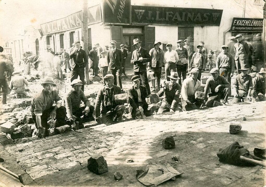 Vilniaus gatvėje vyksta grindinio klojimo darbai, Kaunas. 1930 m.