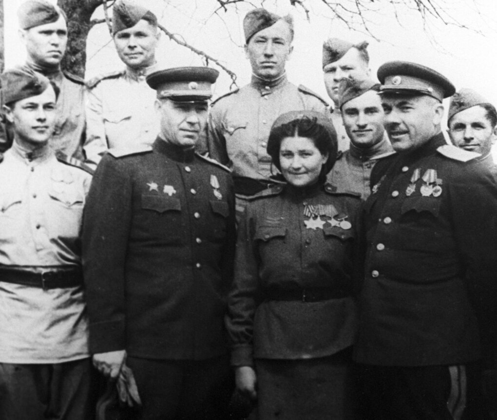 Kulkosvaidininkė Danutė Stanelienė su divizijos vadu generolu majoru Adolfu Urbšu (nuotraukoje kairėje) ir divizijos vado pavaduotoju politiniams reikalams Jonu Macijausku