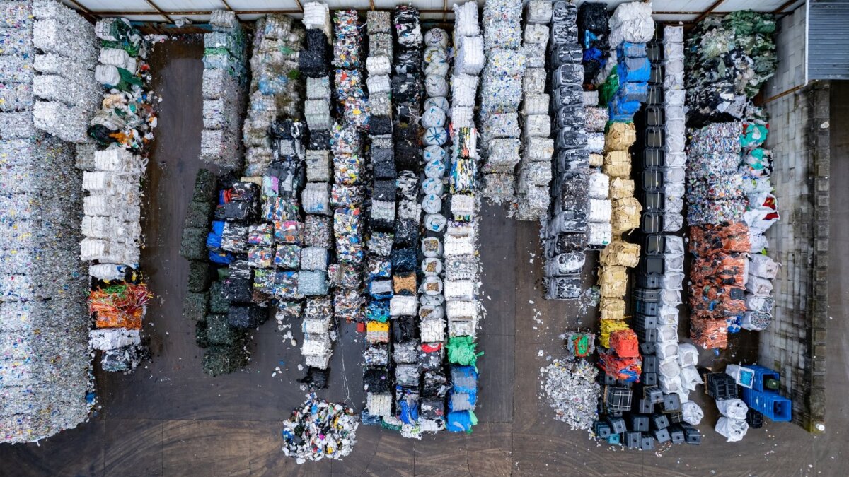 Išrūšiuotos plastiko atliekos, paruoštos gabenti ir perdirbti