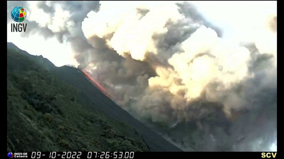 Il vulcano italiano Stromboli erutta, la lava scorre in mare