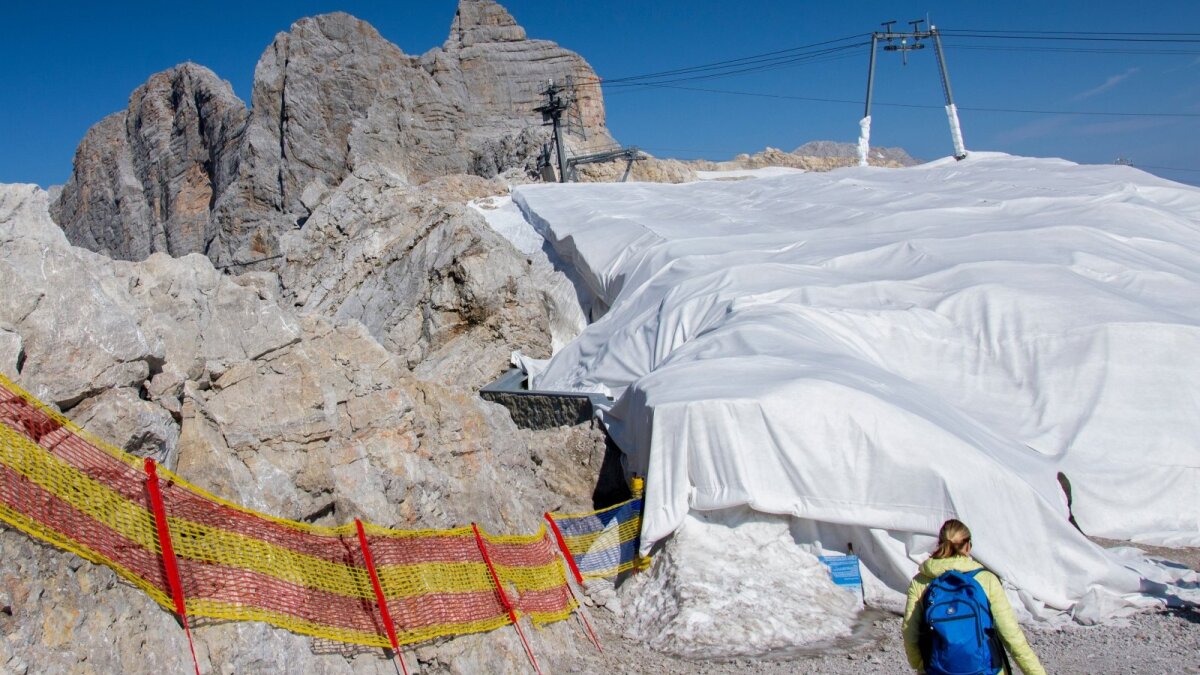 Ledynas Austrijos Alpėse  uždengtas balta medžiaga, kad vasaros sezono metu būtų apsaugotas nuo tirpimo