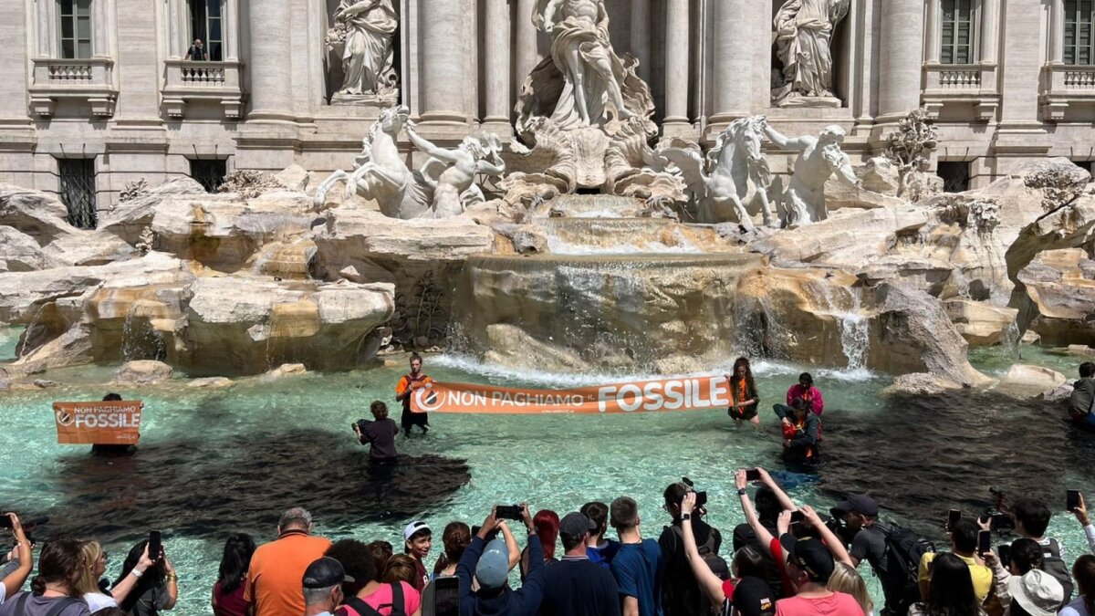 Klimato aktyvistai juodai nudažė Romos Trevi fontaną