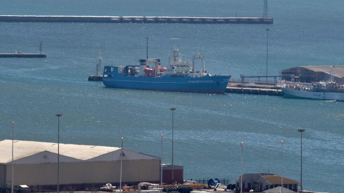 Keiptaune prisišvartavęs Rusijos poliarinių tyrimų laivas kelia nerimą klimato aktyvistams