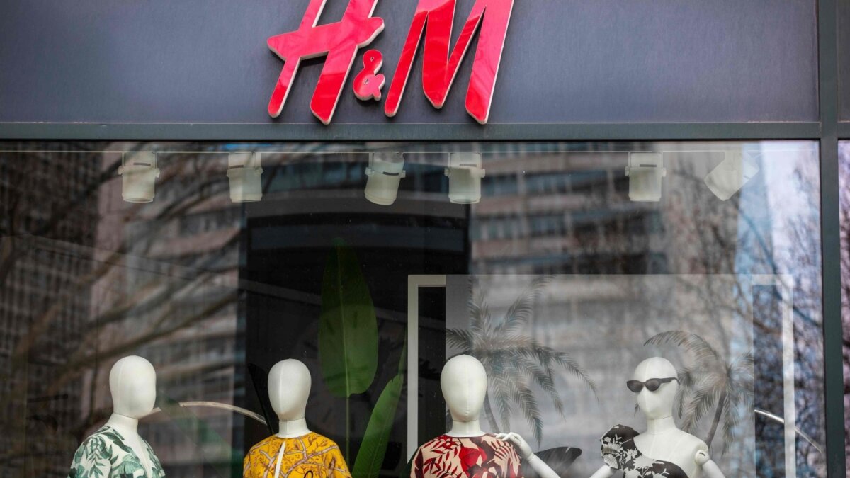 „H&M“ vėl purto skandalai: dėl „žaliojo smegenų plovimo“ net pateiktas ieškinys