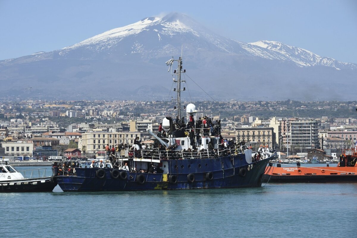 L’Etna ha vomitato una nuvola di cenere sopra Catania, interrompendo i voli