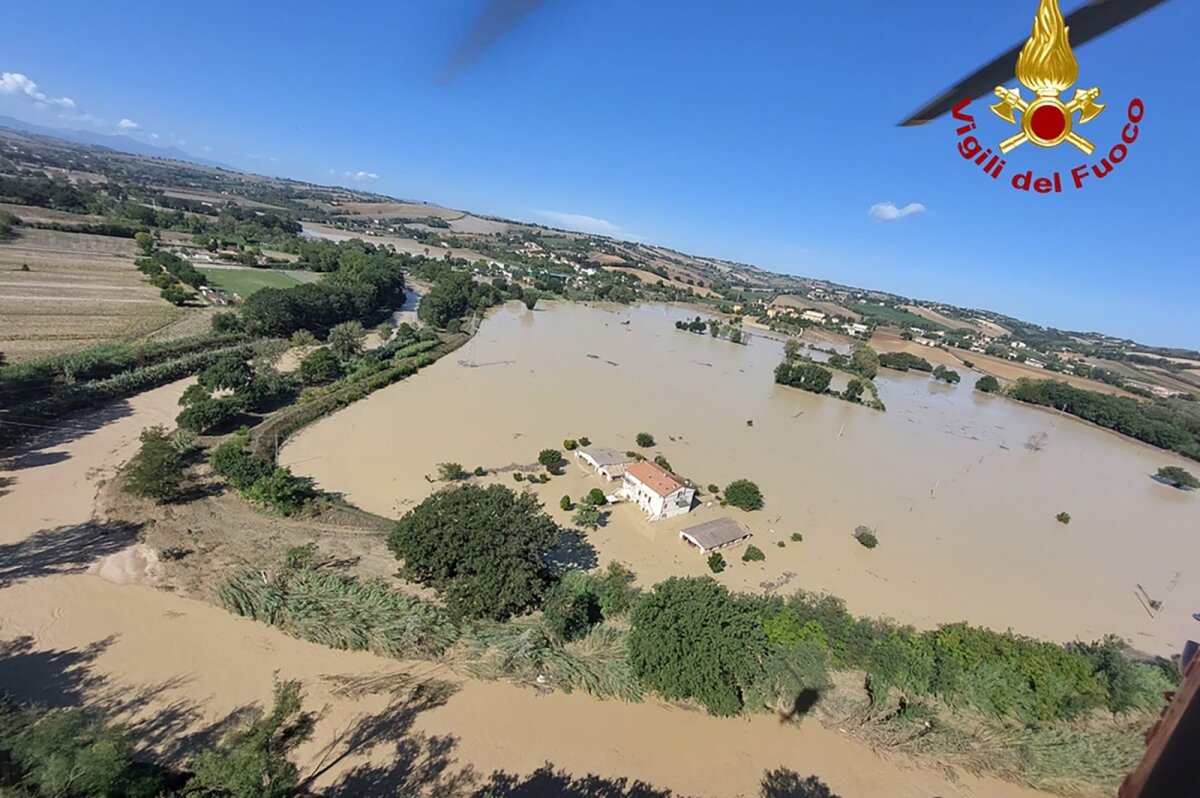 intere piazze e negozi sono scomparsi sott'acqua