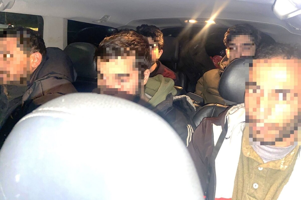 Border guards detained three cars carrying ten illegal immigrants from Syria