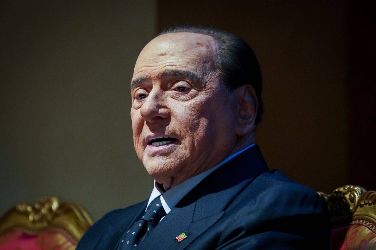 Medici: lo stato di salute di Berlusconi sta migliorando