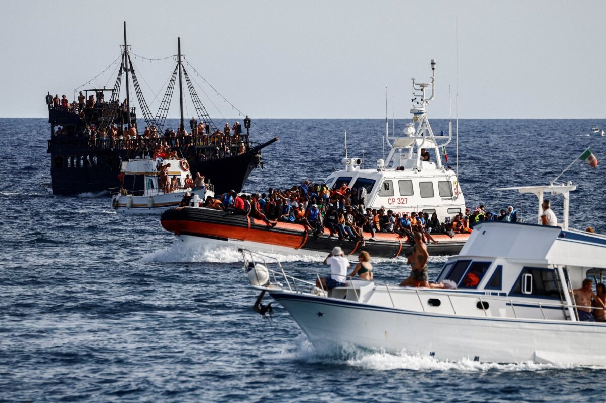 Più di 1.000 migranti sono arrivati ​​nella piccola isola italiana questo fine settimana