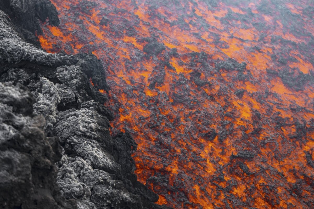 Il vulcano Etna in Italia erutta di notte