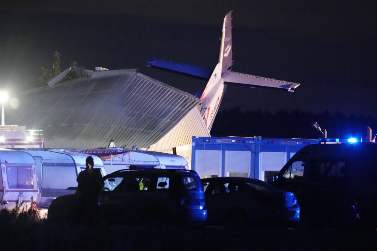 Według doniesień, samolot rozbił się w hangarze, są ofiary śmiertelne