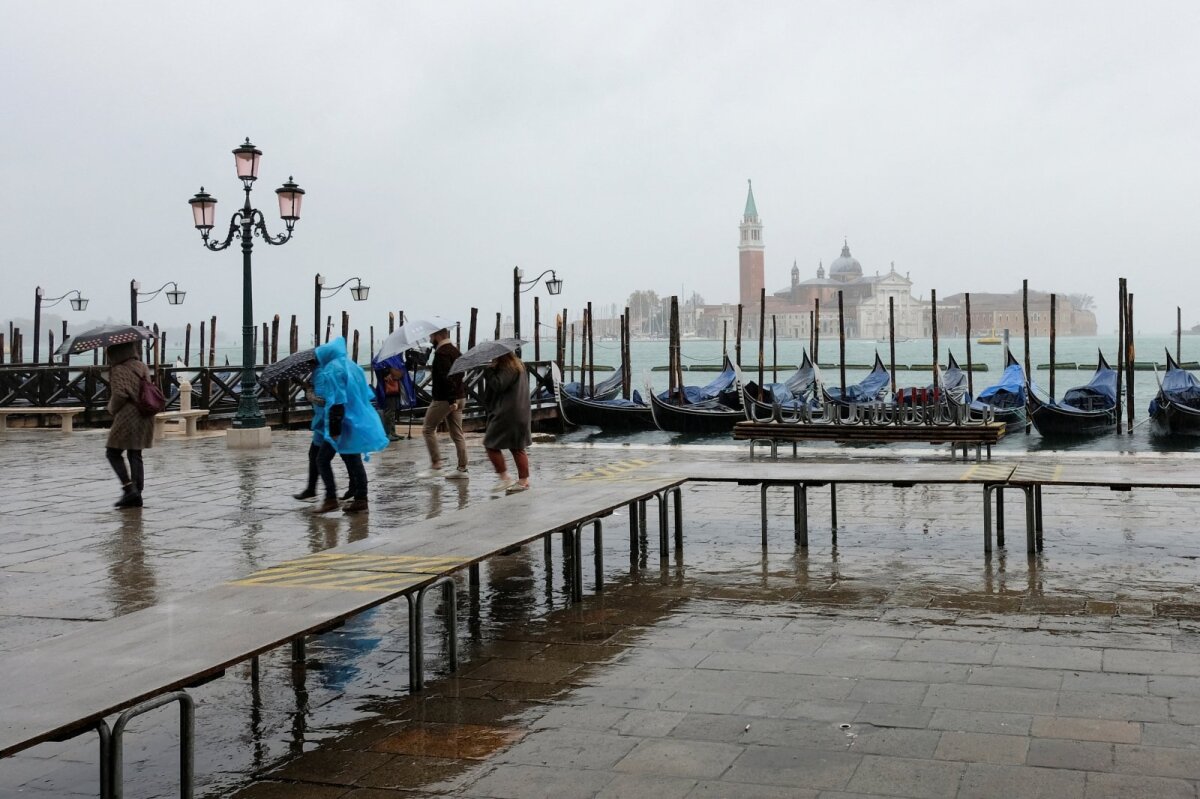 A causa del maltempo in Italia, Venezia ha aperto le sue paratoie