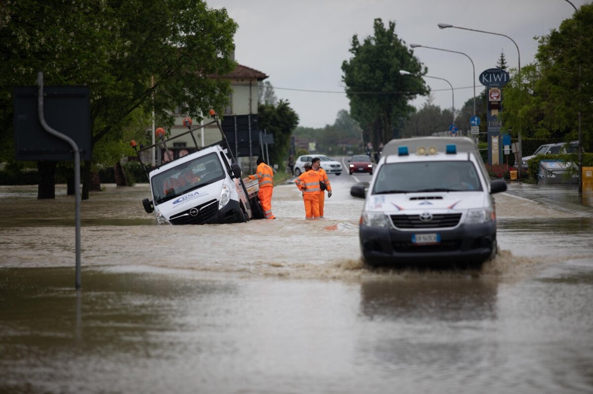 Il Nord Italia è devastato dalle alluvioni, due persone sono morte e centinaia sono state evacuate