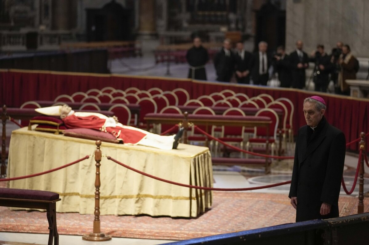 Il Papa Emerito Benedetto XVI onorato dalla Basilica di San Pietro