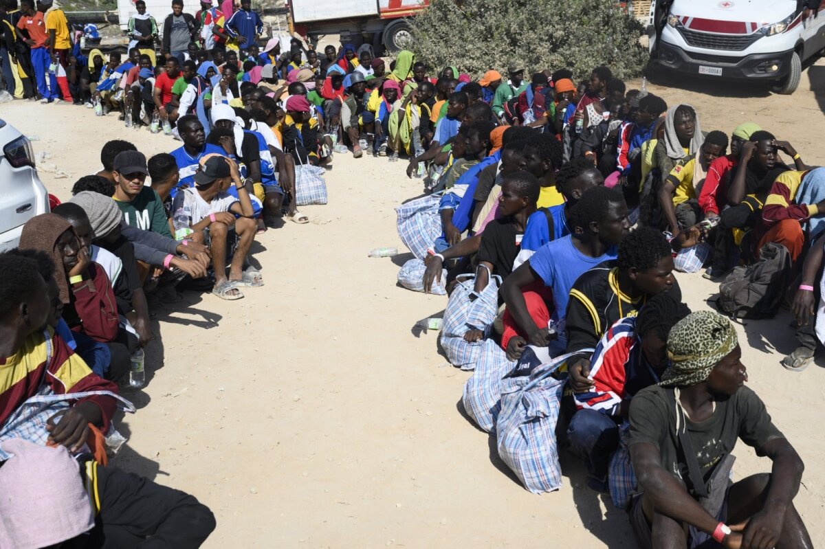 La piccola isola italiana di Lampedusa è disperata: migliaia di nuovi migranti sono sbarcati