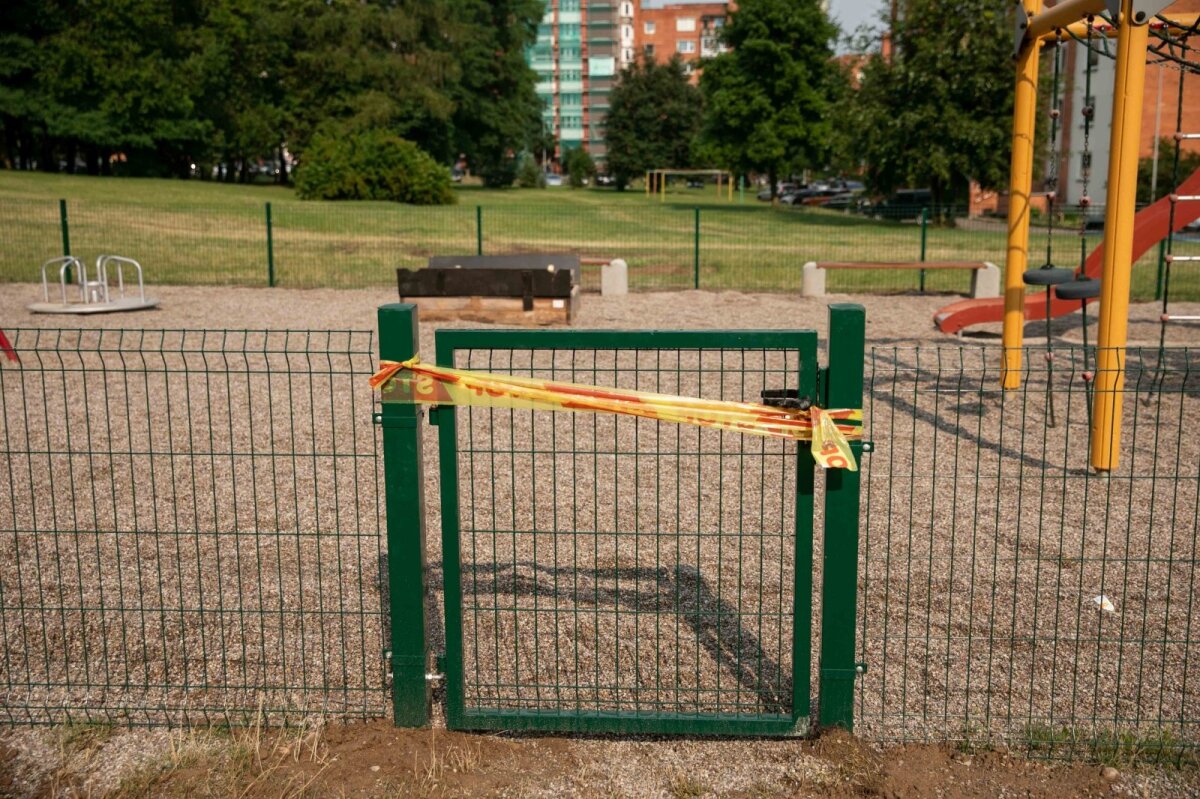 gli uomini si divertivano a sparare ai bambini con i proiettili