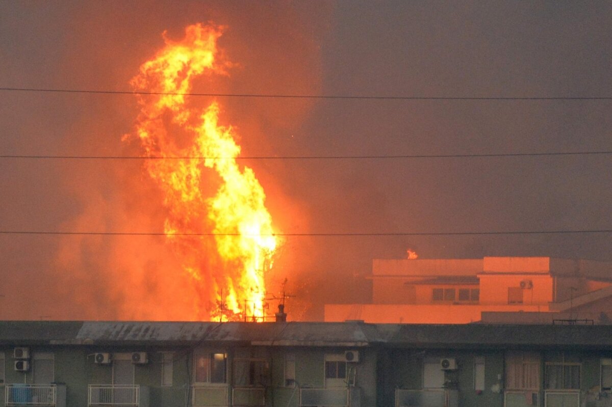 le fiamme hanno raggiunto i dintorni dell’aeroporto