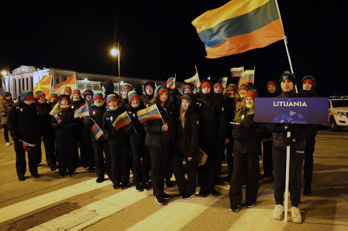 e la squadra lituana alla solenne cerimonia