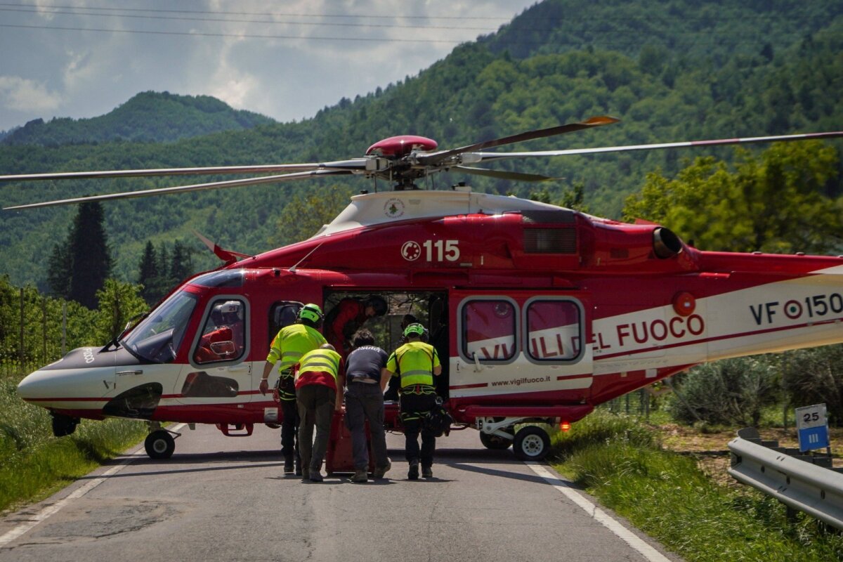 In Italia, tre persone sono rimaste ferite dopo che uno scuolabus è caduto da un’altezza di oltre 100 metri