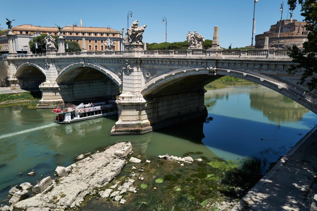 Il Tevere italiano, colpito da una siccità record, ha rivelato un oggetto straordinario: un ponte sottomarino risalente all’imperatore romano Nerone