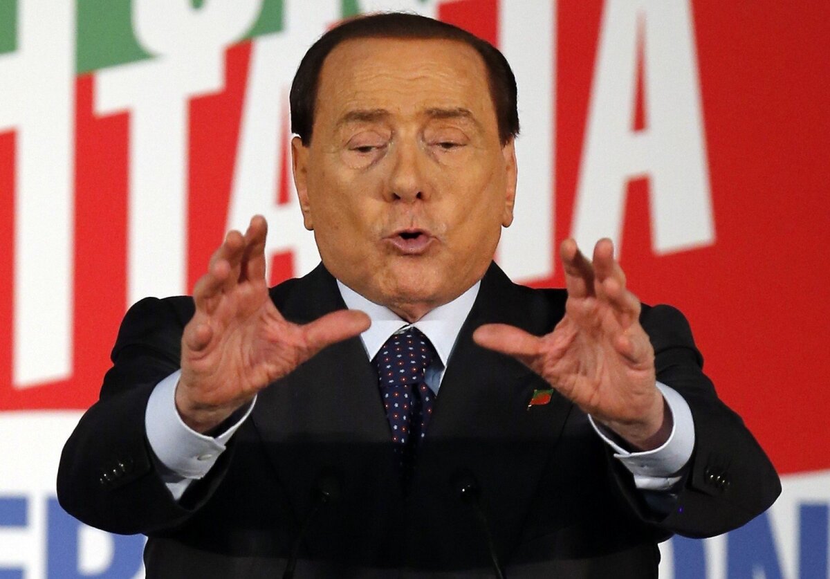 L’ex primo ministro italiano S. Berlusconi è caduto fuori da un ristorante e si è ferito al labbro
