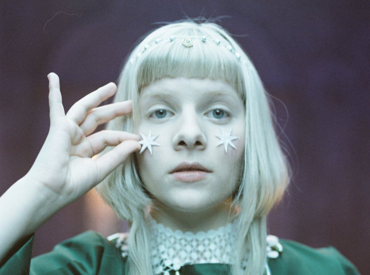Aurora, norsk musikkfe og Billie Eilish sin inspirasjon, ankommer Litauen