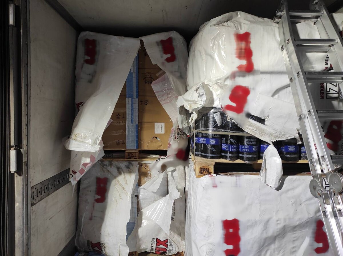 W ciężarówce przewożącej pokrycie dachowe do Polski celnicy znaleźli 2 miliony dolarów.  kontrabanda o wartości EUR