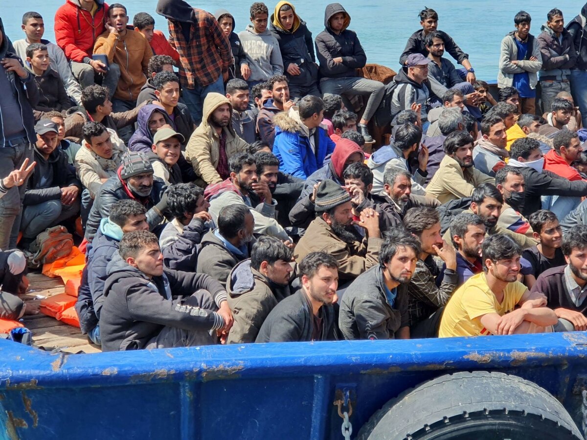 41 persone muoiono nel naufragio di un barcone di migranti al largo delle coste italiane