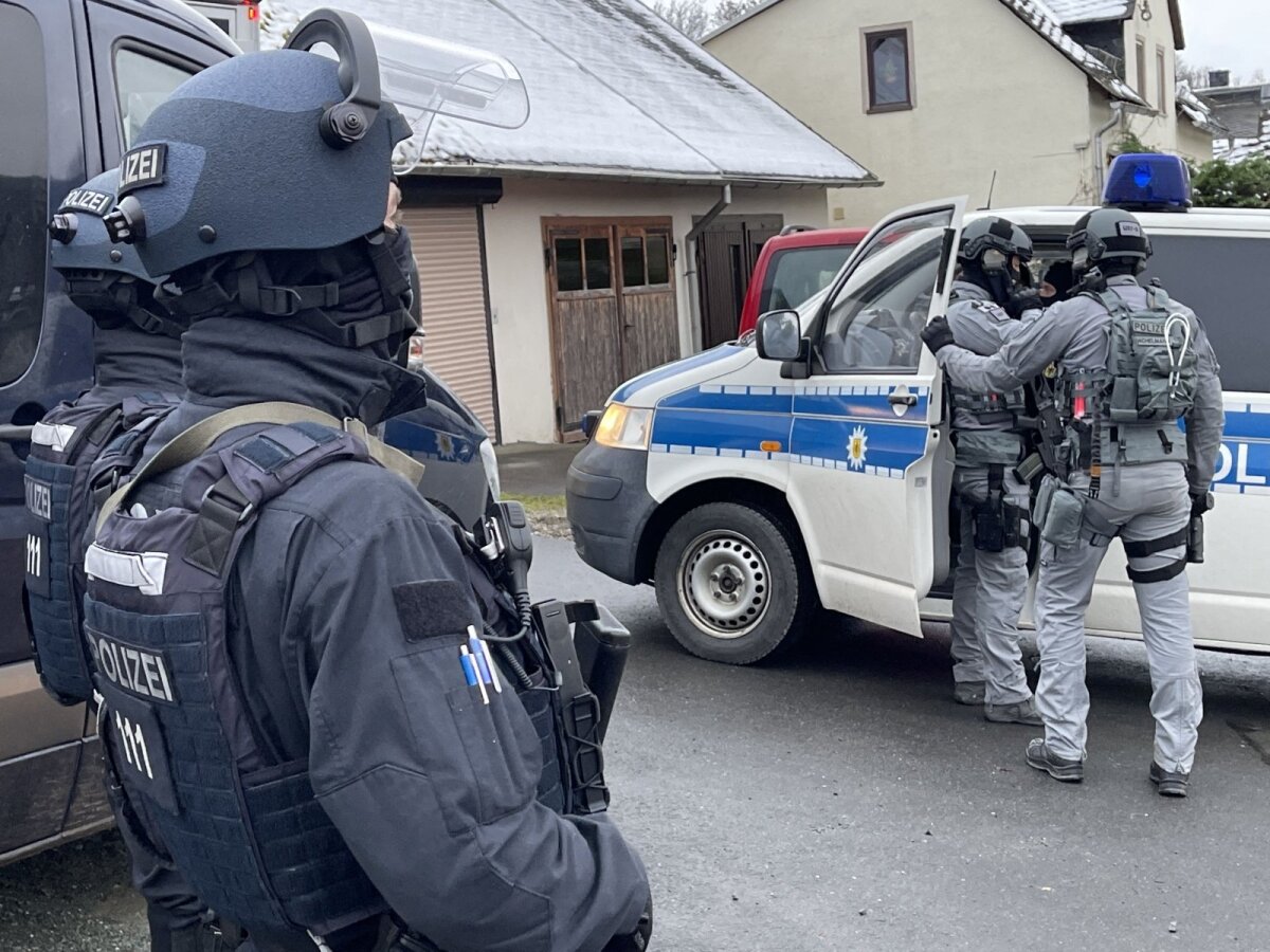 25 persone sospettate di aver pianificato un colpo di stato armato sono state arrestate in Germania