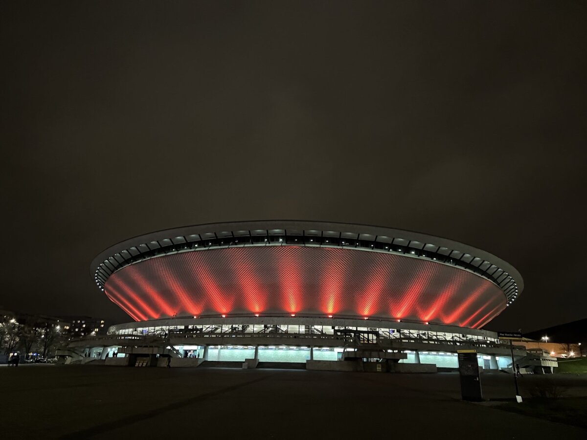 brudne i nudne wiejskie miasteczko odradza się jak feniks z popiołów