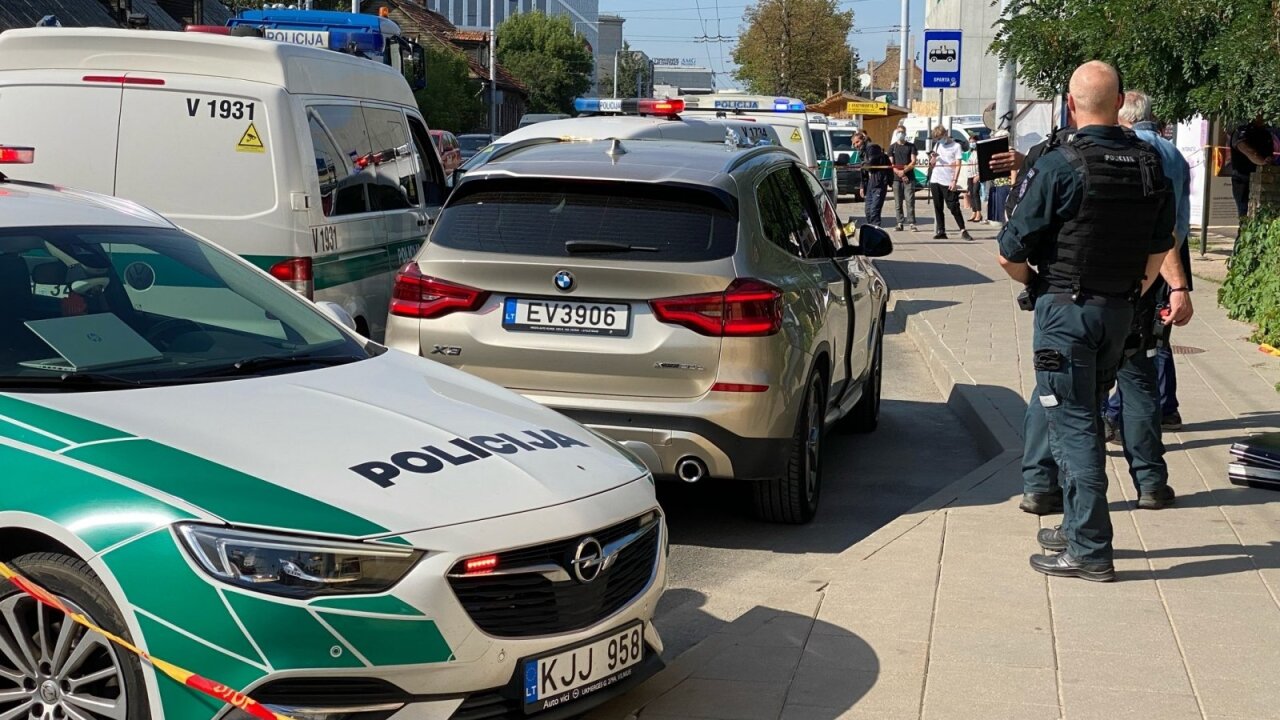 Vyras policijai pranešė, kad Vilniuje, automobilyje BMW, nušovė savo žmoną