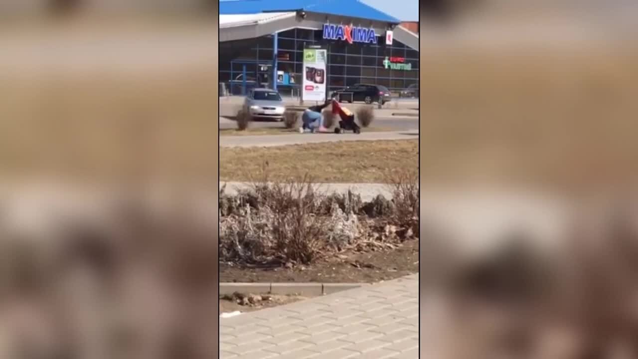 Шокирующее видео: в Плунге пьяная мать удивила даже полицию