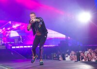 Grupė „Coldplay“ ėmėsi išmanių sprendimų: gerbėjai šoks ant kinetinių grindų, mins dviračius ir sužinos, kiek turi pasodinti medžių